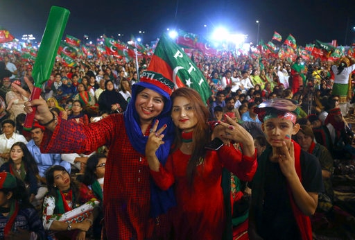Pakistan General Election: neighboring country will vote tomorrow, Imran Khan's party gets support from many Pakistani Cricketers पाकिस्तान: कल होंगे आम चुनाव, सर्वे में आगे चल रहे इमरान खान का कई क्रिकेटरों ने किया समर्थन