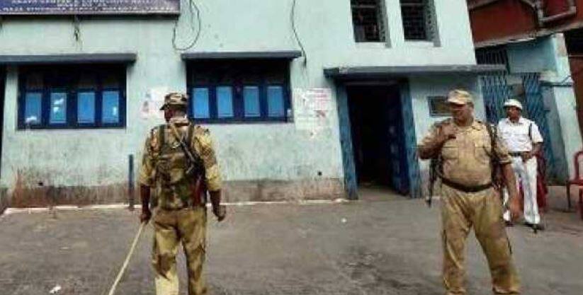 अब बंगाल के जलपाईगुड़ी में बच्चा चोर समझकर 4 महिला की पिटाई, 2 को किया निर्वस्त्र Child lifting rumour in West Bengal: 4 Women assaulted by Mob in Jalpaiguri अब बंगाल के जलपाईगुड़ी में बच्चा चोर समझकर 4 महिला की पिटाई, 2 को किया निर्वस्त्र