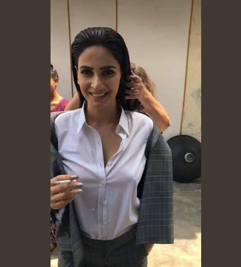 दरअसल, सबा क़मर की सिगरेट पीते हुए कुछ तस्वीरें लीक हो गई हैं. फोटोः ट्विटर