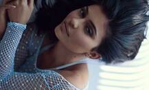 लेपर्ड ड्रेस के बाद नेट ड्रेस में नजर आईं काइली जेनर, तस्वीर देखकर रह जाएंगे दंग