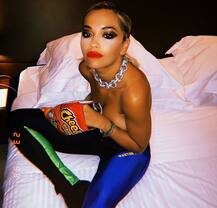 इस ब्रिटिश एक्ट्रेस ने शेयर की टॉपलेस तस्वीरें, फैंस कर रहे हैं लाइक्स की बारिश