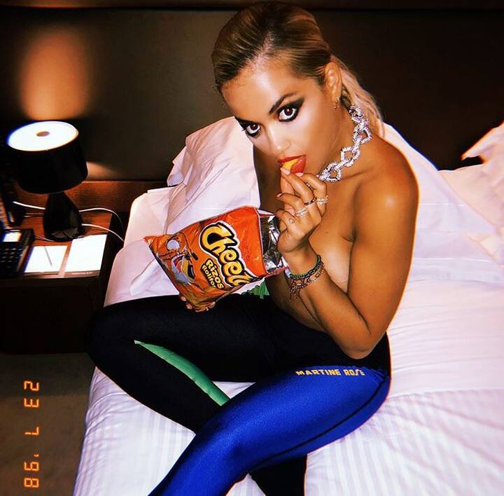 रीता की ये तस्वीरें कहीं बाहर की नहीं बल्कि उनके बेडरूम की है. रीता कुछ खाते हुए टॉपलेस हो गईं. (तस्वीर-इंस्टाग्राम)