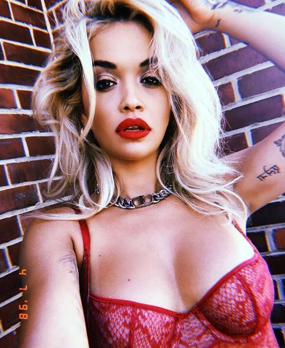 अक्सर अपनी बोल्ड तस्वीरों से इंटरनेट की दुनिया में तहलका मचाने वाली ब्रिटिश एक्ट्रेस और सिंगर रीता ओरा एक बार फिर चर्चा में हैं. (तस्वीर-इंस्टाग्राम)