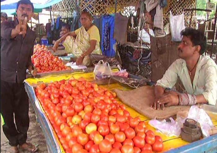 इलाहाबाद : सब्जियों और फलों की कीमतों पर पड़ने लगा है ट्रांसपोर्टरों की हड़ताल का असर, डेढ़ से दोगुना तक बढ़े दाम