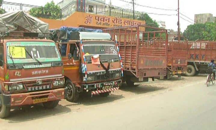 इलाहाबाद : सब्जियों और फलों की कीमतों पर पड़ने लगा है ट्रांसपोर्टरों की हड़ताल का असर, डेढ़ से दोगुना तक बढ़े दाम