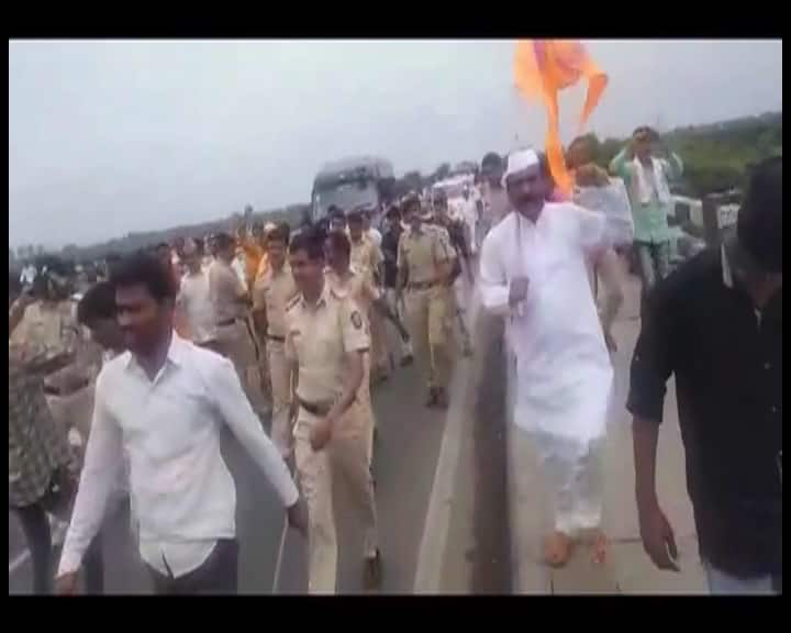  प्रदर्शनकारियों ने मराठों के लिए तत्काल 16 फीसदी आरक्षण की घोषणा और जान गंवाने वाले युवक शिंदे के परिवार के लिए 50 लाख रुपये के मुआवजे की मांग की है.