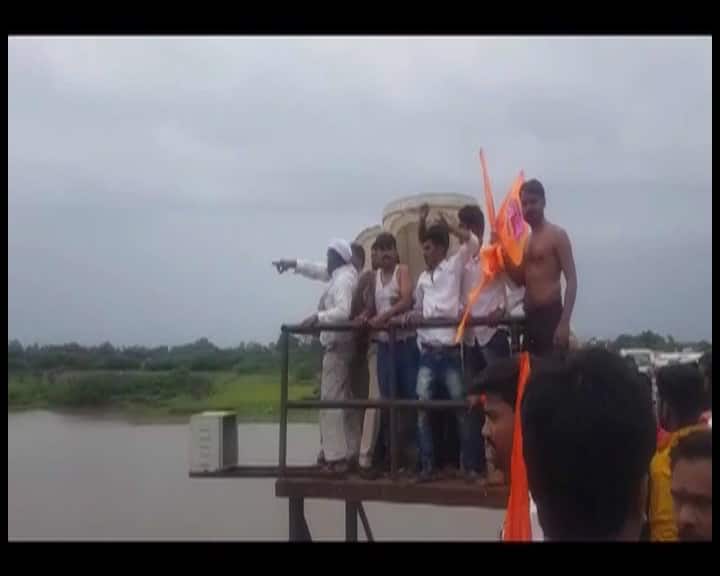 औरंगाबाद के डीएम ने दावा किया कि महाराष्ट्र सरकार ने मराठा क्रांति मोर्चा की लगभग सभी मांगों को मान ली है. हमने खुदकुशी करने वाले युवक के परिवार को 10 लाख रुपये का मुआवजा दिया है. युवक के भाई को सरकारी नौकरी दी जाएगी.