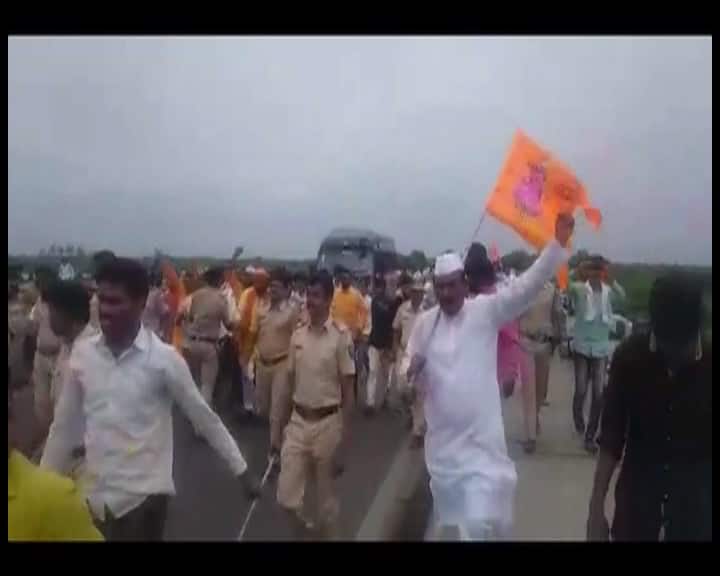 वहीं मराठा क्रांति मोर्चा के एक नेता ने कहा, ''हम खुदकुशी करने वाले युवक को शहीद का दर्जा दिये जाने की मांग करते हैं. परिवार को 50 लाख का मुआवजा दिया जाए. स्थानीय अधिकारियों के खिलाफ सरकार कार्रवाई करे. हम शव का तब तक अंतिम संस्कार नहीं करेंगे जब तक की हमारी मांगें पूरी नहीं हो जाती है.''