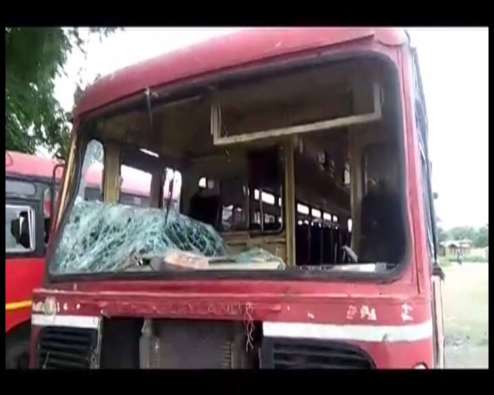 इससे पहले सोमवार को परभनी जिले के गंगाखेद तहसील में प्रदर्शनकारियों ने अहमदनगर-औरंगाबाद राजमार्ग जाम कर दिया और पुलिस वाहन और बस समेत कई वाहनों को नुकसान पहुंचाया. 