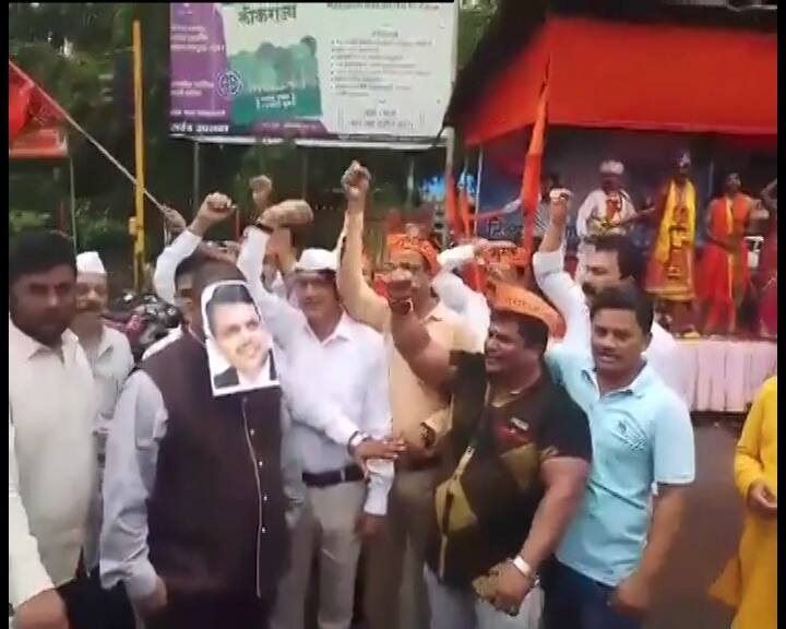 कई संगठनों ने फडणवीस के इस्तीफे की मांग करते हुए कायगांव (औरंगाबाद), कोल्हापुर में इचलकरंजी में सड़क मार्ग अवरुद्ध कर दिए और ठाणे में फडणवीस के पुतले पर टमाटर फेंके. कई मराठा संगठनों ने नौ अगस्त को अगस्त क्रांति मनाते हुए महाराष्ट्र बंद की घोषणा की है.