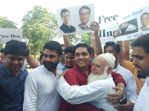 झप्पी पॉलिटिक्स: दिल्ली में कांग्रेसियों ने आम लोगों को दी झप्पी! झप्पी पॉलिटिक्स: दिल्ली में कांग्रेसियों ने आम लोगों को दी झप्पी!