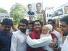 झप्पी पॉलिटिक्स: दिल्ली में कांग्रेसियों ने आम लोगों को दी झप्पी!