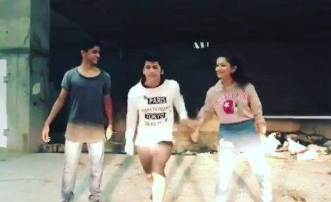 इस चैलेंज में बैड बैड ब्वॉयज सॉन्ग पर टीनेजर्स ग्रुप में डांस कर अपनी वीडियो पोस्ट कर रहे हैं. फोटोः इंस्टाग्राम