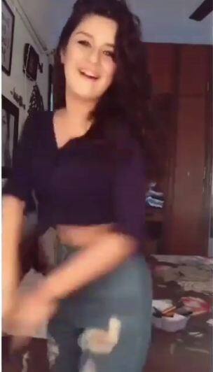 टीवी एक्ट्रेस अवनीत कौर ने भी अपने गैंग के साथ ये #badboychallenge का वीडियो पोस्ट की है. फोटोः इंस्टाग्राम