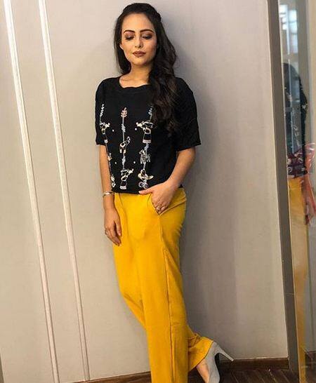 बतौर चाइल्ड आर्टिस्ट टीवी और फिल्मों में काम कर चुकी आंचल मुंजल भी यैलो पैंट में नजर आईं. फोटोः इंस्टाग्राम