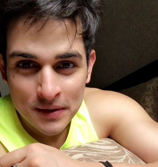 टीवी एक्ट‍र प्रियांक शर्मा ने भी यैलो टीशर्ट पहन अपनी सेल्फी सोशल मीडिया पर पोस्ट की है. फोटोः इंस्टाग्राम