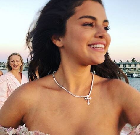 Selena Gomez Suffer Wardrobe Malfunction During Birthday Celebration बर थड स ल ब र शन क द र न जब स ल न ग म ज ह गई ऊप स म म ट क श क र