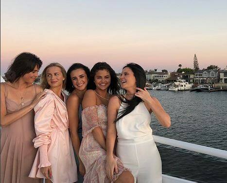 इस मौके पर सेलेना गोमेज अपनी फ्रेंड्स के साथ बेहद खुश नजर आ रही थीं. फोटोः इंस्टाग्राम  