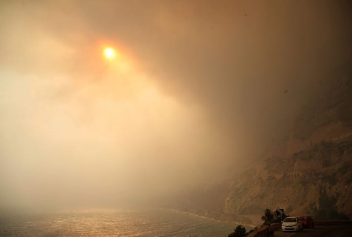इतनी बड़ी मात्रा में आग लगना कि वजह गर्मी का बताया जा रहा है. यह गर्मी इतनी भीषण थी कि तेज हवाओं के चलने से काफी फैल गई. (तस्वीर: एपी)  