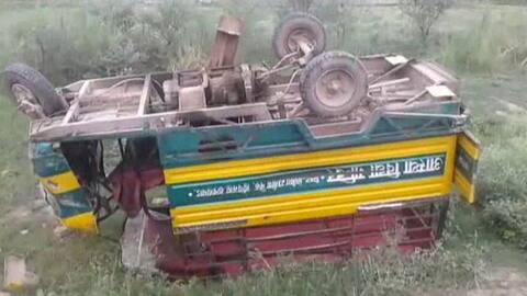 इलाहाबाद : ओवरटेक करते समय आपस में टकराईं स्कूली वैन, एक छात्र की मौत, कई घायल इलाहाबाद : ओवरटेक करते समय आपस में टकराईं स्कूली वैन, एक छात्र की मौत, कई घायल