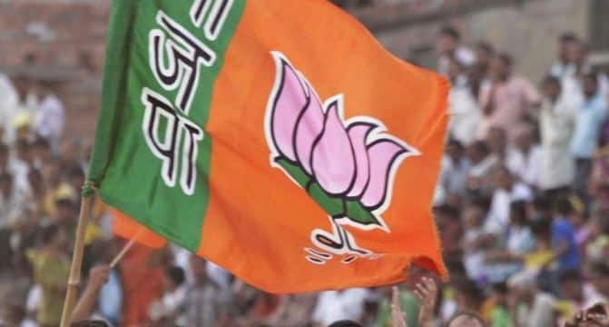 यूपी: घर के झगड़े में फंस गई है बीजेपी, आपस में ही भिड़ जाते हैं नेता UP BJP is stuck in a home fight, leaders are quarreled each other यूपी: घर के झगड़े में फंस गई है बीजेपी, आपस में ही भिड़ जाते हैं नेता