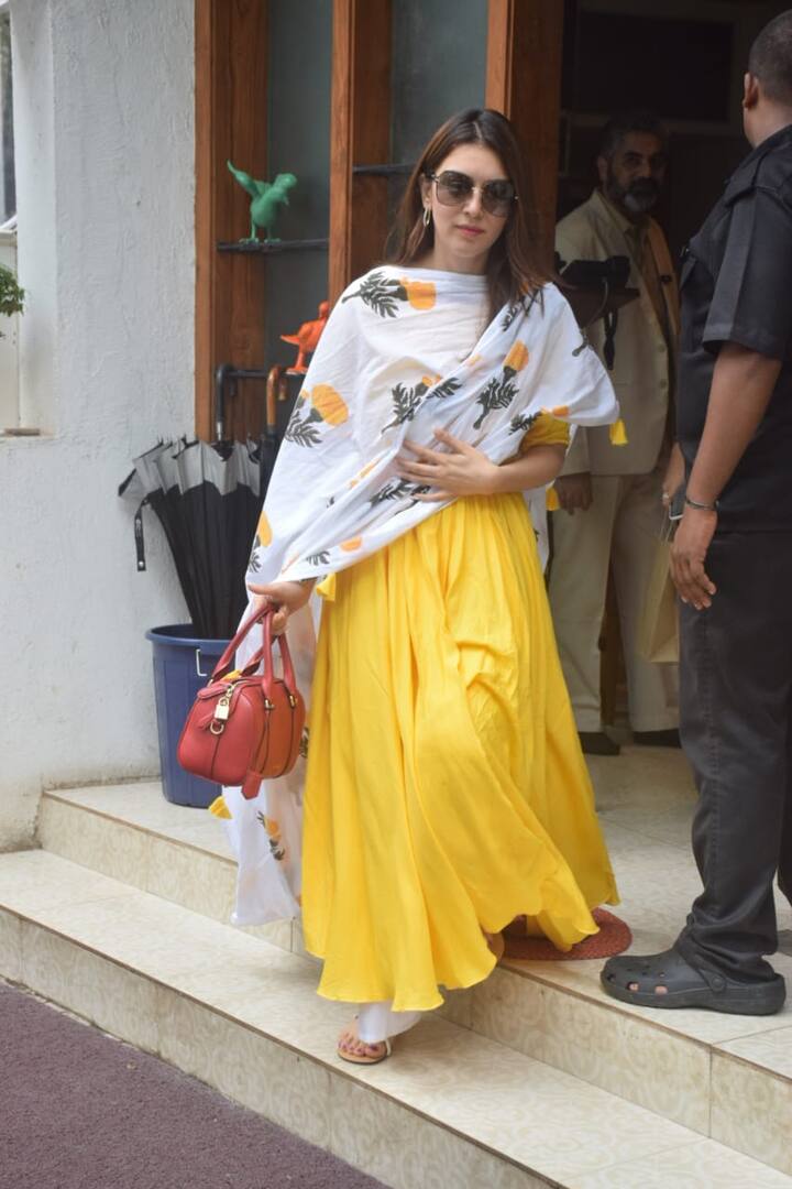 बॉलीवुड एक्ट्रेस हंसिका मोदवानी भी यैलो ड्रेस में नजर आईं. फोटोः इंस्टाग्राम
