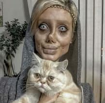 खुद को एंजेलिना जोली बोलने वाली इस लड़की की तस्वीरें देख आप भी डर जाएंगे