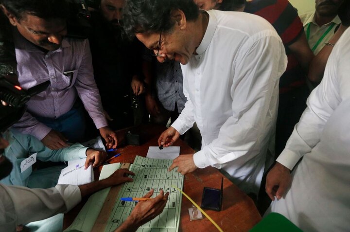 all you want to know about pakistan general election पाकिस्तान चुनाव: ISI की पसंद इमरान खान रेस में सबसे आगे, भारत का दुश्मन हाफिज सईद भी मैदान में