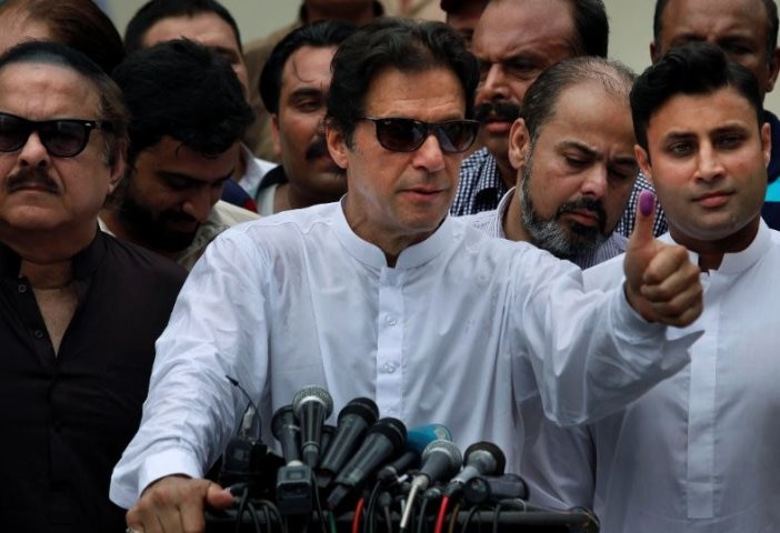 Pakistan Election: Election Commission to take action Against Imran Khan पाकिस्तान चुनाव: चुनाव आयोग इमरान, शाहबाज के खिलाफ कर सकता है कार्रवाई