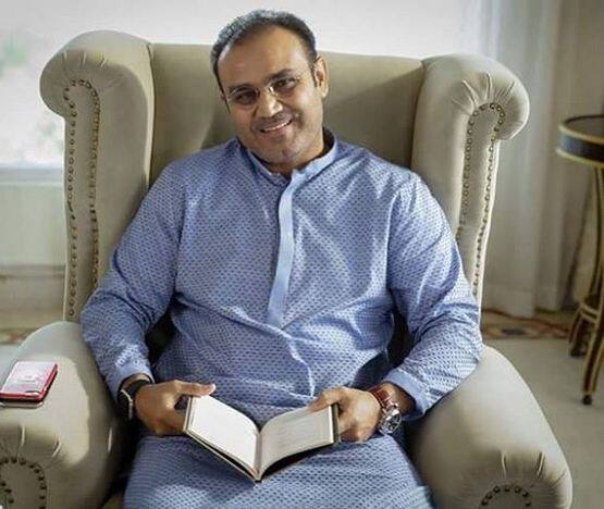 टीम इंडिया के पूर्व विस्फोटक बल्लेबाज वीरेंद्र सहवाग आजकल खुद को ही गिफ्ट देते नजर आ रहे हैं. फोटोः इंस्टाग्राम