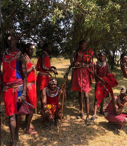 खास बात ये है कि वे लोग अंग्रेजी और स्वाहिली बोलते हैं और उनकी मूल भाषा मा है. इसके साथ ही दीया ने कुछ हैशटैग किए हैं जिसमें खास है मासाईमारा, नेचर लव, अफ्रीका, ट्रैवलविददी. फोटोः इंस्टाग्राम   