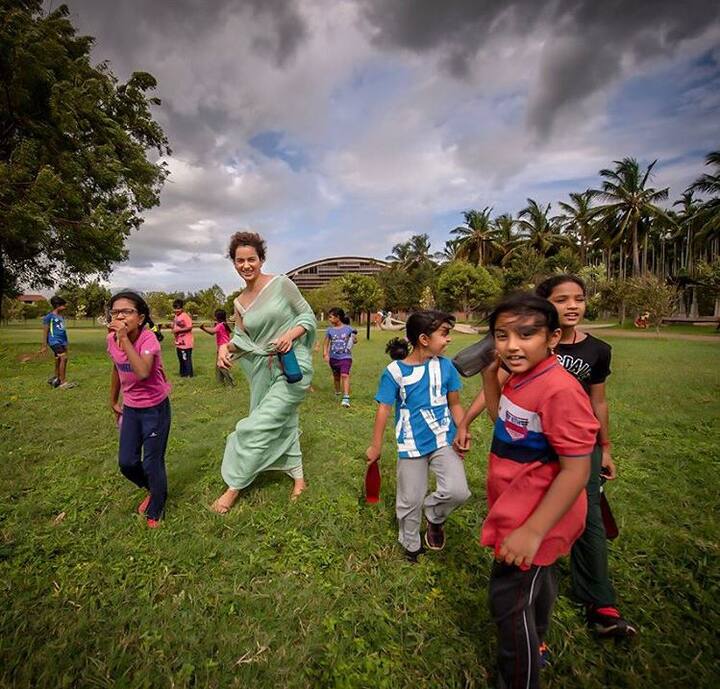 बॉलीवुड अभिनेत्री कंगना रनौत की कुछ खूबसूरत तस्वीरें सामने आई हैं जिसमें वह ‘सद्गुरु’ जग्गी वासुदेव के ईशा फाउंडेशन में घूमती फिरती और बच्चों से मुलाकात करती नज़र आ रही हैं. कंगना रनौत की टीम ने अपने इंस्टाग्राम अकाउंट पर कई तस्वीरें शेयर की हैं. (तस्वीर: इंस्टाग्राम)