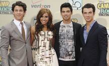 जानिए क्या है प्रियंका चोपड़ा, निक जोनास और डेमी लोवेटो का कनेक्शन