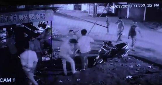 सब इंस्पेक्टर द्वारा पिटाई का सीसीटीवी सामने आने के बाद पुलिस अफसरों को अब जवाब देते नहीं बन रहा है. बहरहाल अफसरों ने इस मामले में जांच के बाद उचित कार्यवाही किए जाने की बात कही है.