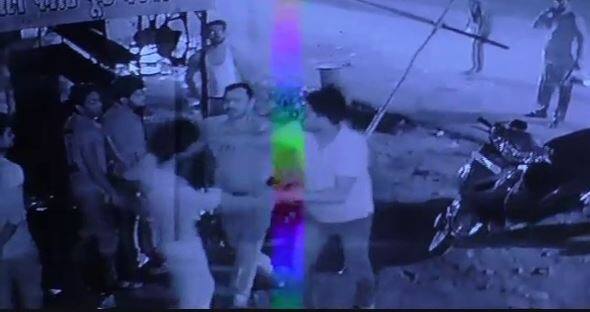 इलाहाबाद में सोशल मीडिया पर वायरल हो रहे सीसीटीवी फुटेज में साफ़ नजर आ रहा है कि दो कांस्टेबलों के साथ एक रेस्टोरेंट के बाहर मौजूद पुलिस सब इंस्पेक्टर उसके संचालक और कर्मचारियों पर थप्पड़ बरसा रहा है. यह रेस्टोरेंट शहर के धूमनगंज इलाके का है. इलाके की पुलिस ने यहां के सभी दुकानदारों को रात दस बजे हर तरह की दुकानें बंद करने का फरमान सुना रखा है.