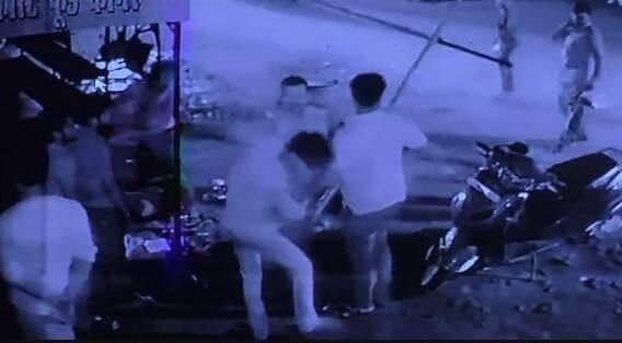 इलाहाबाद : योगीराज में भी यूपी पुलिस का चेहरा नहीं बदल पा रहा है. सीएम योगी की नसीहतों के बावजूद यूपी के तमाम पुलिस वाले अपना रवैया बदलने को तैयार नहीं हैं. यूपी पुलिस की ऐसी ही करतूतों की तस्वीर इलाहाबाद से सामने आईं हैं, जहां एक सब इंस्पेक्टर रेस्टोरेंट संचालक और उसके कर्मचारियों पर सिर्फ इसलिए थप्पड़ बरसा रहा है, क्योंकि उसने दारोगा के फरमान पर अमल करने में दस मिनट की देरी कर दी थी.