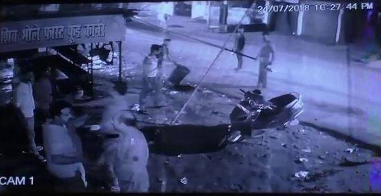 इलाके में चलने वाला ओम शिव भोले फास्ट फ़ूड कार्नर मंगलवार चौबीस जुलाई को सवा दस बजे तक खुला हुआ था और अंदर बैठकर कुछ लोग खाना खा रहे थे. सब इंस्पेक्टर और बाकी पुलिसवालों ने टोका तो रेस्टोरेंट संचालक ने अंदर बैठे लोगों का खाना ख़त्म होते ही बंद करने का भरोसा दिलाया. सात से आठ मिनट बाद लौटे पुलिसवालों ने रेस्टोरेंट खुला पाया तो नाराज़ हो गए.