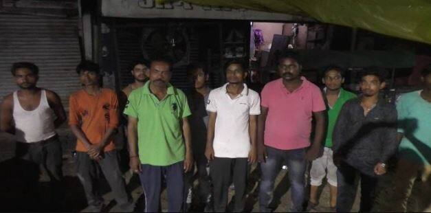 इस बीच सब इंस्पेक्टर अरविन्द कुमार ने रेस्टोरेंट संचालक रवि और वहां काम करने वाले कर्मचारियों की पिटाई शुरू कर दी. दरोगा ने इन लोगों पर जमकर थप्पड़ बरसाए. पिटाई की कुछ तस्वीरें रेस्टोरेंट के बाहर लगे सीसीटीवी कैमरे में कैद हो गईं हैं. सीसीटीवी सामने आने के बाद एसपी सिटी बृजेश श्रीवास्तव ने इस मामले में जांच कर कार्यवाही किए जाने की बात कही है.