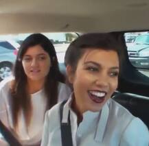 कॉर्टनी ने हरे रंग के स्विमसूट में कराया HOT फोटो, देखें तस्वीरें