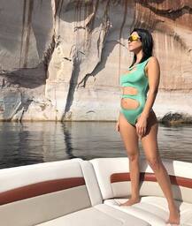 कॉर्टनी ने हरे रंग के स्विमसूट में कराया HOT फोटो, देखें तस्वीरें