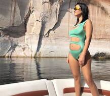 कॉर्टनी ने हरे रंग के स्विमसूट में कराया HOT फोटो, देखें तस्वीरें