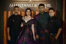 रैंप पर शोस्टॉपर बनकर उतरीं परिणीति चोपड़ा, ग्लैमरस अवतार से जीता दिल, देखें तस्वीरें