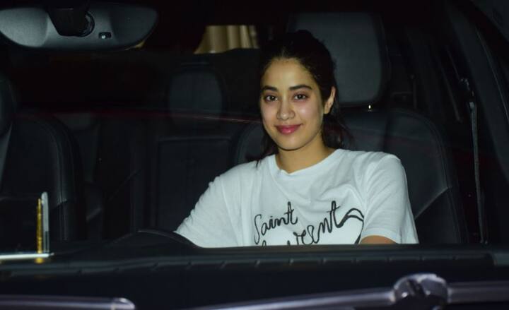 वहीं जाह्नवी को एयरपोर्ट से बाहर निकलते वक्त अपनी कार से जाते हुए देखा जा सकता हैं. (तस्वीर: मानव मंगलानी)