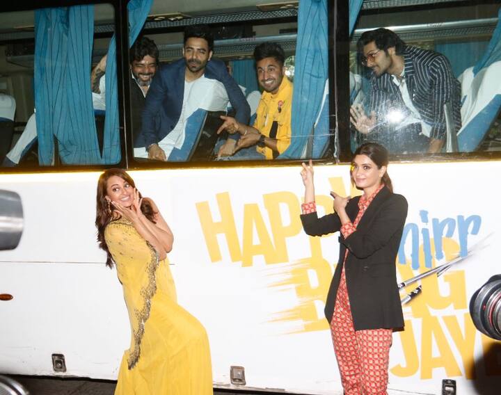 वहीं अपारशक्ति खुराना और अली फजल बस के अंदर प्रमोशन करते दिखें. (तस्वीर: मानव मंगलानी)