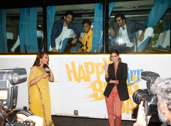 यह अनोखा प्रमोशन एक मामूली बस पर हुआ. इस बस में फिल्म का नाम 'हैप्पी फिर से भाग जाएगी' भी लिखा था. (तस्वीर: मानव मंगलानी)