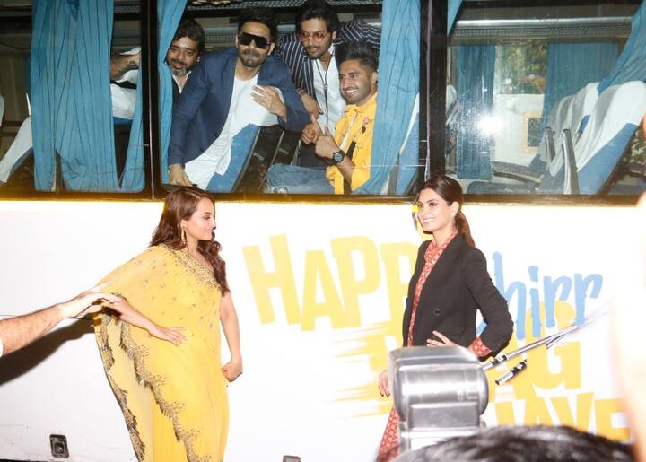 सोनाक्षी इस मौके पर पीली साड़ी में दिखीं तो वहीं डायना पैंट सूट के साथ ब्लेजर पहने हुए नज़र आईं. (तस्वीर: मानव मंगलानी)