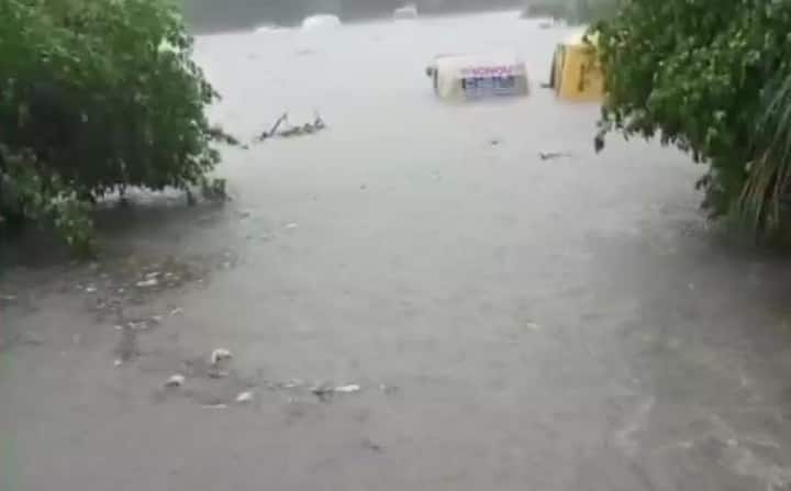 दिल्ली में जगह-जगह जलभराव है. गाजीपुर मुर्गा मंडी, खजूरी चौक, मोदी मिल फ्लाइओवर के पास जाम है. वहीं गीता कॉलोनी से पुश्ता रोड, सूरजकुंड से प्रहलाद पुर और मयूर विहार फेज-2 सबवे पर भारी जाम लगा है. (तस्वीर-सोशल मीडिया)