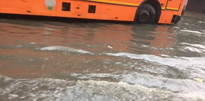 दिल्ली से नोएडा और नोएडा से दिल्ली जानें वालों के लिए और भी मुश्किल तब हो गया जब जाम के कारण कई हाईवे पर उनकी रफ्तार धीमी पर गई. सड़कों पर पानी इतना भर गया कि बस, ऑटो और बाइक के लिए पानी में डूबने जैसी स्थिति बन गई. (तस्वीर-सोशल मीडिया)