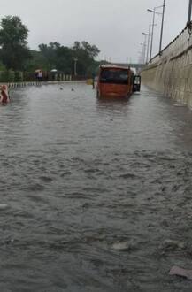 PHOTOS: झमाझम बारिश से रूकी दिल्ली-एनसीआर की रफ्तार