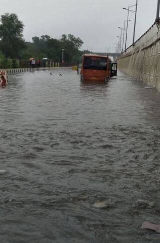  दिल्ली एनसीआर में गुरुवार को सुबह झमाझम बारिश ने दिल्ली वालों की सुबह को सुहानी बना दी. लेकिन ऑफिस जाने वालों के लिए ये मुसीबत का सबब बन गई.  (तस्वीर-सोशल मीडिया)